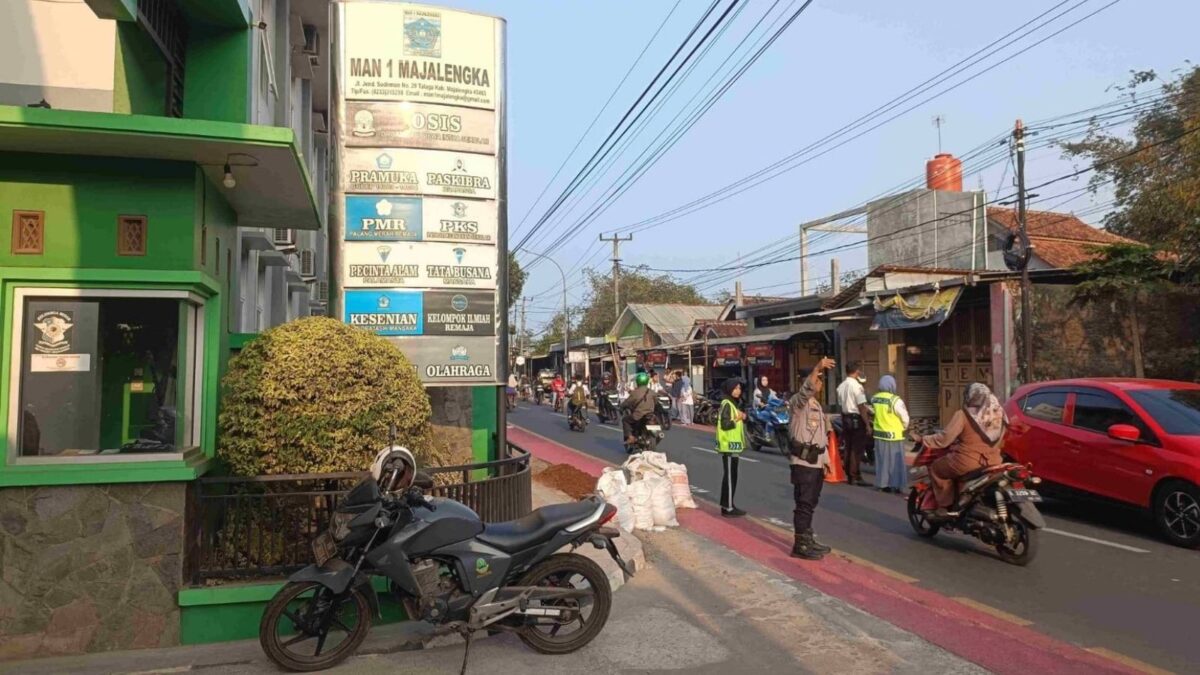 Tekan Risiko Kecelakaan Jam Masuk Sekolah, MAN 1 Majalengka dan Kepolisian Perkuat Pengaturan Lalu Lintas Pagi
