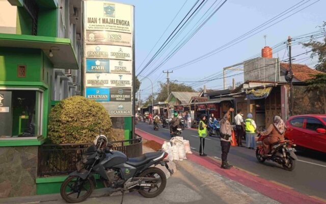 Tekan Risiko Kecelakaan Jam Masuk Sekolah, MAN 1 Majalengka dan Kepolisian Perkuat Pengaturan Lalu Lintas Pagi