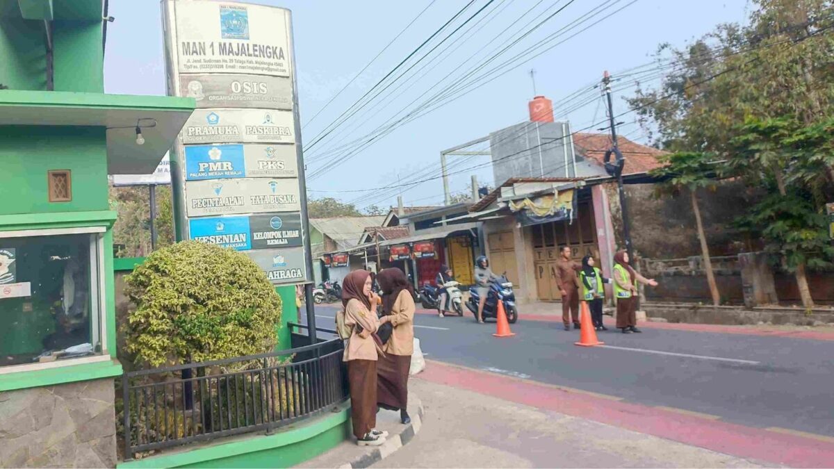 Sinergi Polri, Satpam, dan PKS MAN 1 Majalengka Amankan Lalu Lintas Pagi