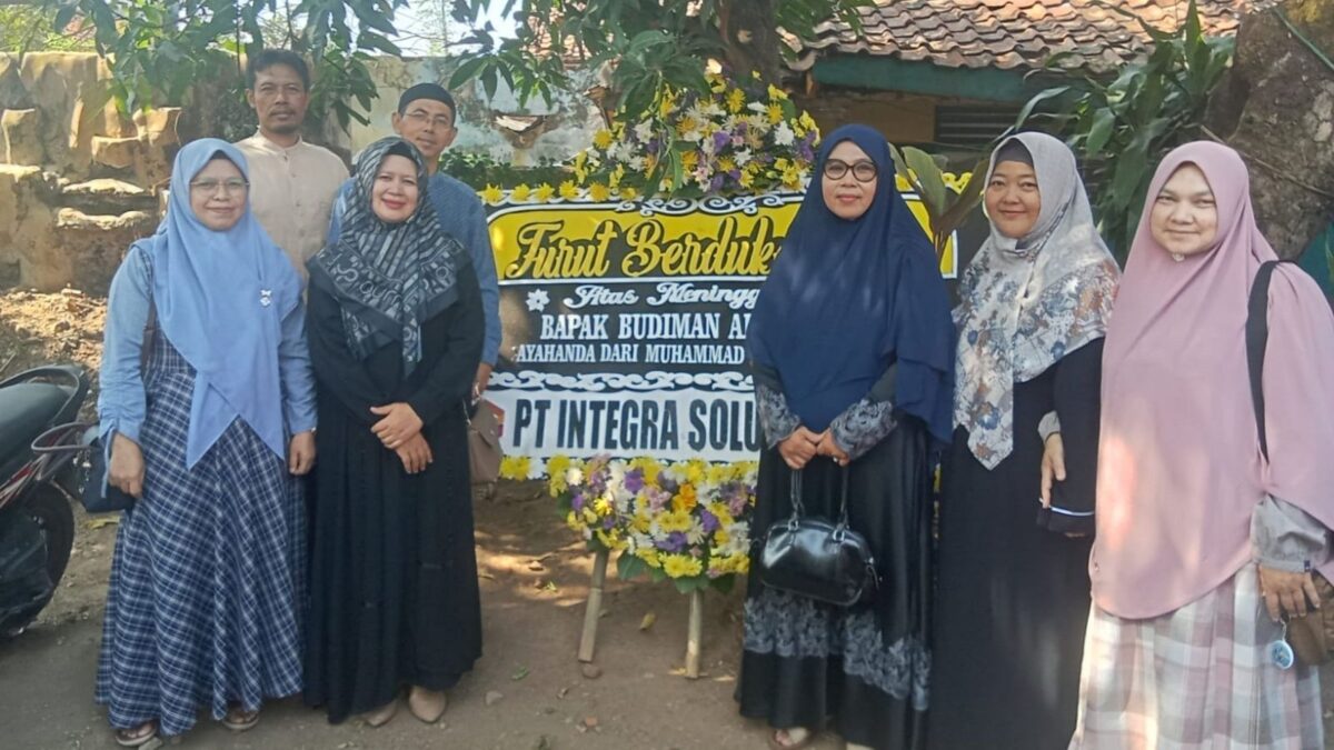 Wujud Kepedulian dan Kebersamaan, Guru MAN 1 Majalengka dan Pengawas Madrasah Gelar Takziah ke Kediaman Almarhum Guru MAN 3 Majalengka