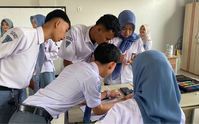 Inovatif, Siswa Kelas XII.2 MAN 1 Majalengka Pelajari Sintesis Protein Lewat Roleplay
