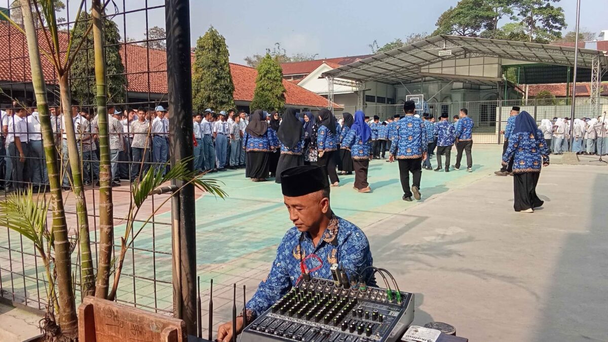 Maju dan Lancar, Persiapan Sound System Optimalkan Upacara Hari Kesaktian Pancasila MAN 1 Majalengka