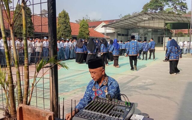 Maju dan Lancar, Persiapan Sound System Optimalkan Upacara Hari Kesaktian Pancasila MAN 1 Majalengka