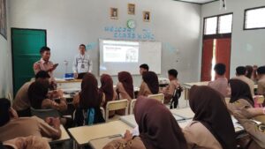 Dalami Materi Ijma via Presentasi, Siswa MAN 1 Majalengka Diasah Kritis dan Berani