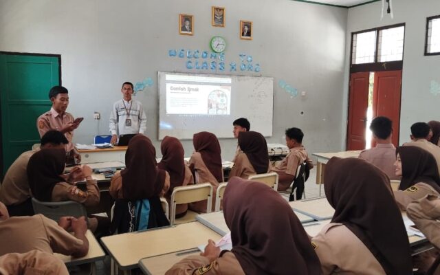 Dalami Materi Ijma via Presentasi, Siswa MAN 1 Majalengka Diasah Kritis dan Berani