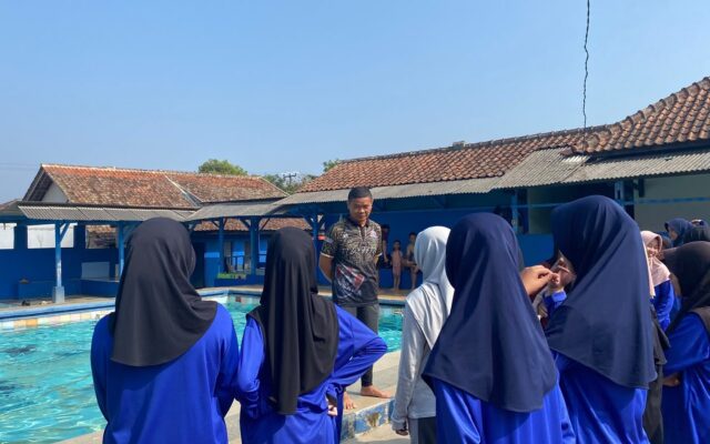 Siswa XII.2 MAN 1 Majalengka Asah Keterampilan Renang Gaya Dada di Kolam Banjaran Sari Cikijing