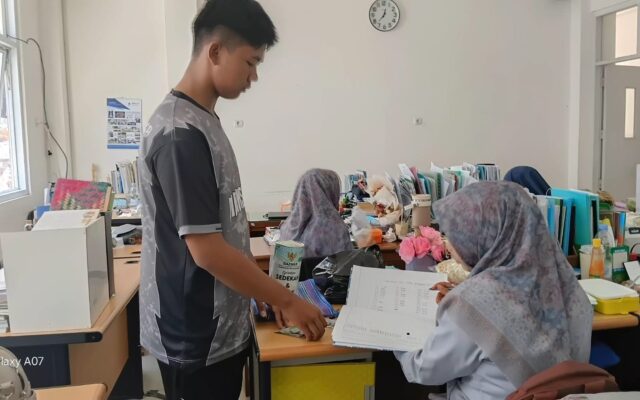 Optimalisasi Program SIGAP, IRMA MAN 1 Majalengka Serahkan Hasil Infak Siswa Ke Bendahara UPZ MAN 1 Majalengka