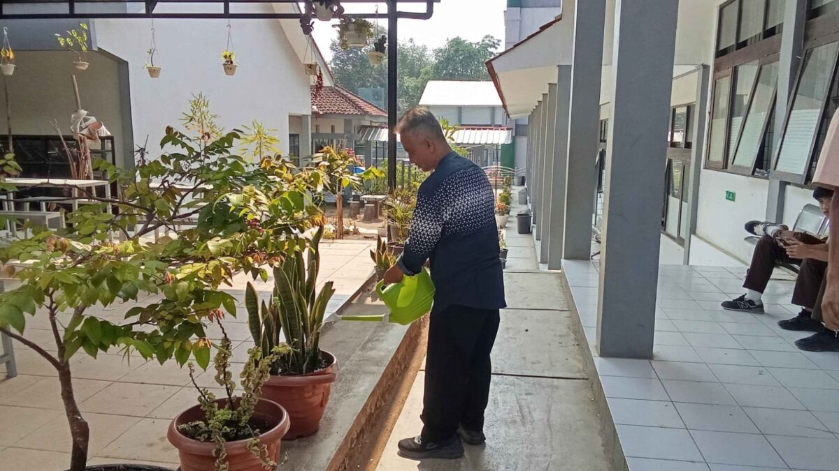 Jaga Lingkungan Madrasah Tetap Hijau dan Asri, Kemenag Majalengka Rutinkan Penyiraman Tanaman
