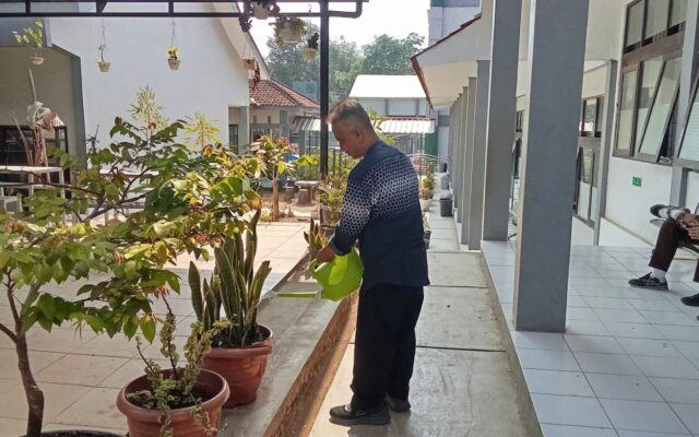 Jaga Lingkungan Madrasah Tetap Hijau dan Asri, Kemenag Majalengka Rutinkan Penyiraman Tanaman