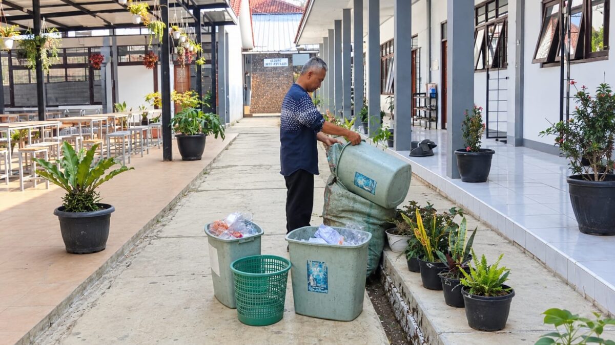 Jaga Kenyamanan Belajar Siswa, Petugas MAN 1 Majalengka Konsisten Rawat Kebersihan Area Sekolah
