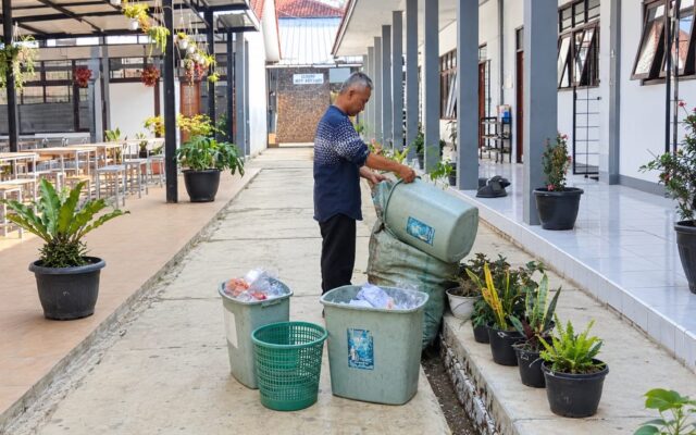 Jaga Kenyamanan Belajar Siswa, Petugas MAN 1 Majalengka Konsisten Rawat Kebersihan Area Sekolah