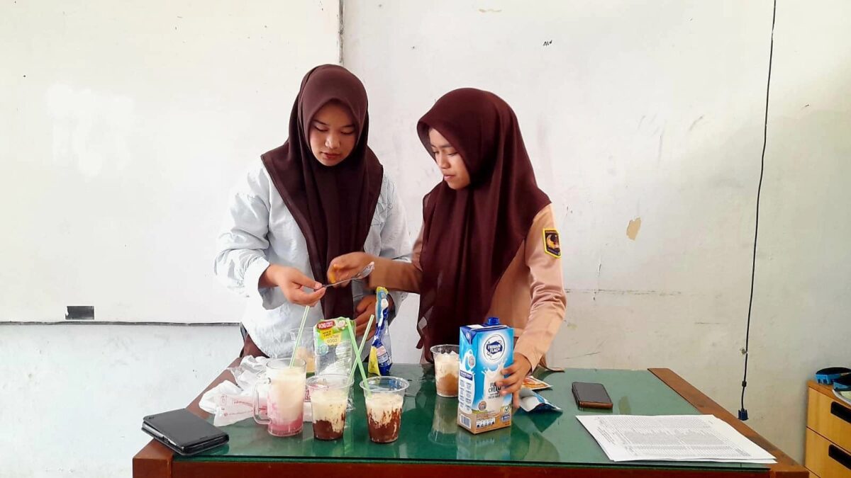 Kreasi Ceria Keputerian, Siswi MAN 1 Majalengka Latih Jiwa Kewirausahaan Lewat Olahan Minuman Segar
