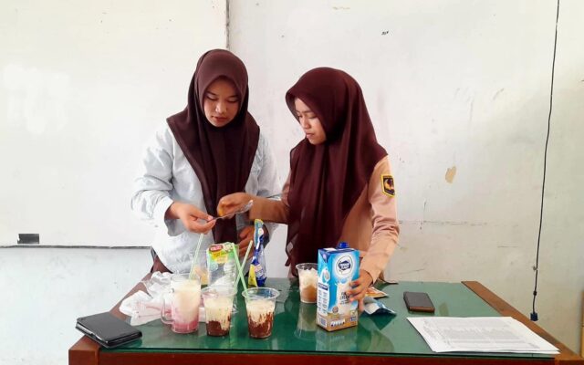 Kreasi Ceria Keputerian, Siswi MAN 1 Majalengka Latih Jiwa Kewirausahaan Lewat Olahan Minuman Segar