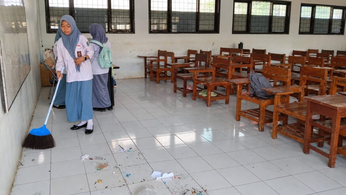 Latih Kedisiplinan dan Kebersihan, Siswa Kelas X.9 MAN Majalengka Atur Pembagian Tugas Piket Harian