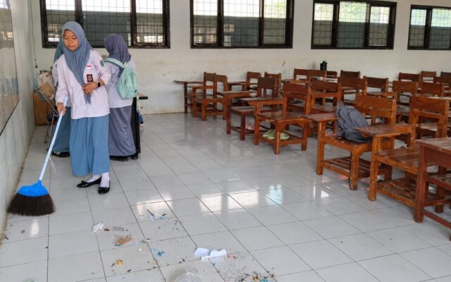 Latih Kedisiplinan dan Kebersihan, Siswa Kelas X.9 MAN Majalengka Atur Pembagian Tugas Piket Harian