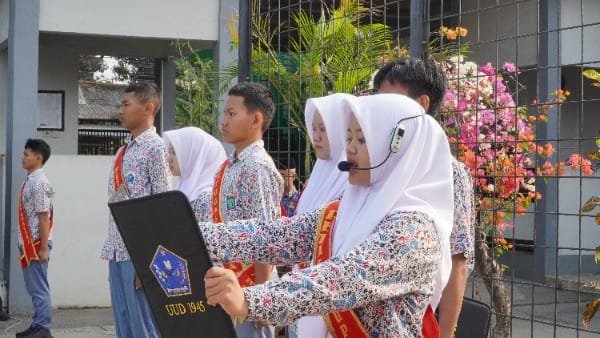 Fahira Afifah Sukses Bawakan Naskah UUD 1945 pada Upacara Kesaktian Pancasila di MAN 1 Majalengka