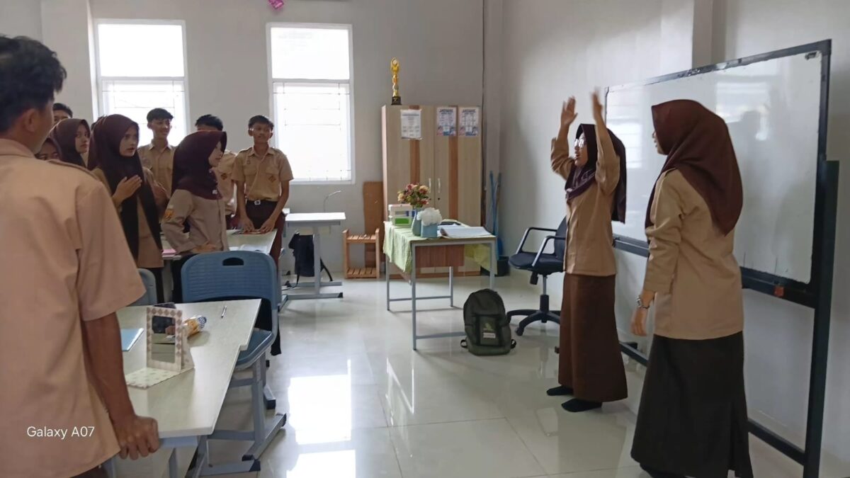 Kembalikan Fokus Belajar Siswa, Pelajaran Fikih di Kelas XII.6 MAN 1 Majalengka Diselingi Ice Breaking