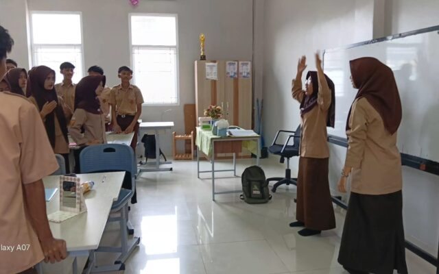 Kembalikan Fokus Belajar Siswa, Pelajaran Fikih di Kelas XII.6 MAN 1 Majalengka Diselingi Ice Breaking