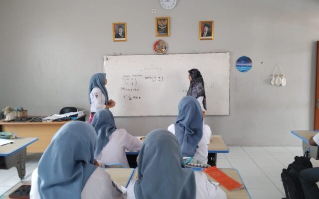Siswa MAN 1 Majalengka Pembahasan Soal Hadapi Tes Kemampuan Akademik