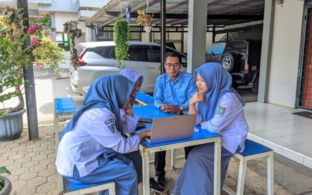 Kejar Tenggat Akhir Oktober, Tim Riset MUTASYABIH-AI MAN 1 Majalengka Menyusun Laporan OMI