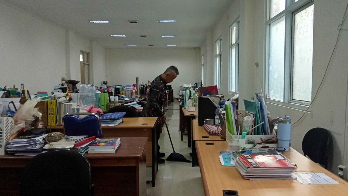 Tingkatkan Stabilitas dan Kenyamanan Kerja, Staf MAN 1 Majalengka Giatkan Kebersihan Ruang Kerja