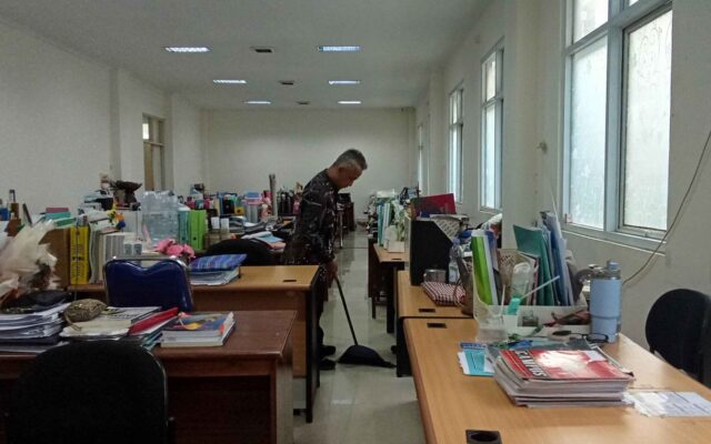 Tingkatkan Stabilitas dan Kenyamanan Kerja, Staf MAN 1 Majalengka Giatkan Kebersihan Ruang Kerja