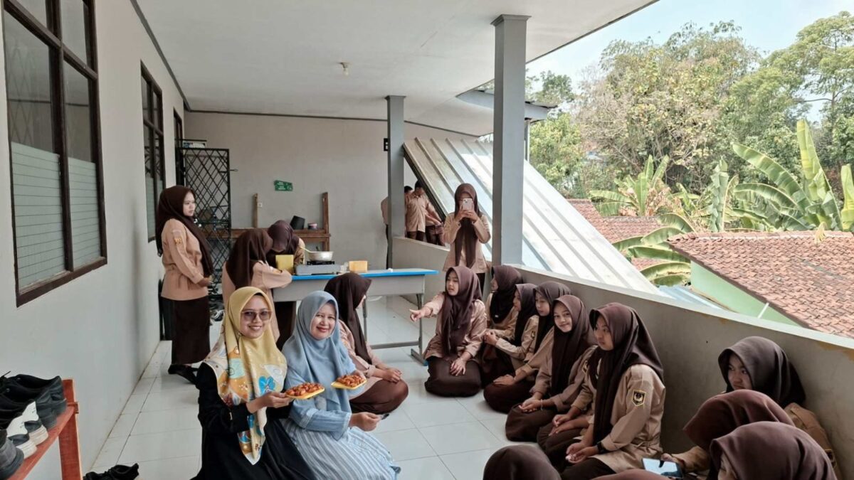 Latih Jiwa Kewirausahaan, Siswi MAN 1 Majalengka Olah Nasi Sisa Jadi Kuliner Bernilai Jual