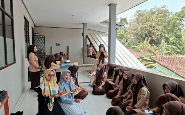 Latih Jiwa Kewirausahaan, Siswi MAN 1 Majalengka Olah Nasi Sisa Jadi Kuliner Bernilai Jual