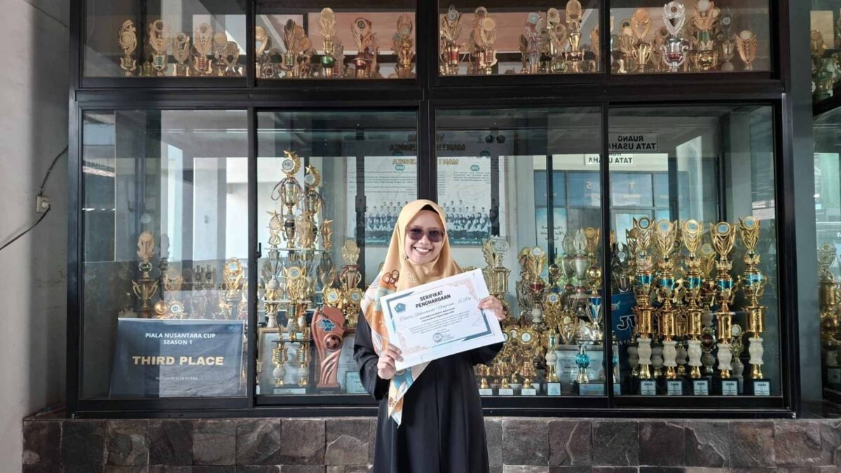 Tingkatkan Budaya Literasi, Wali Kelas XII 6 MAN 1 Majalengka Raih Penghargaan Berita Terproduktif