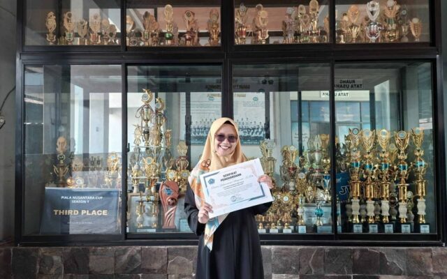 Tingkatkan Budaya Literasi, Wali Kelas XII 6 MAN 1 Majalengka Raih Penghargaan Berita Terproduktif