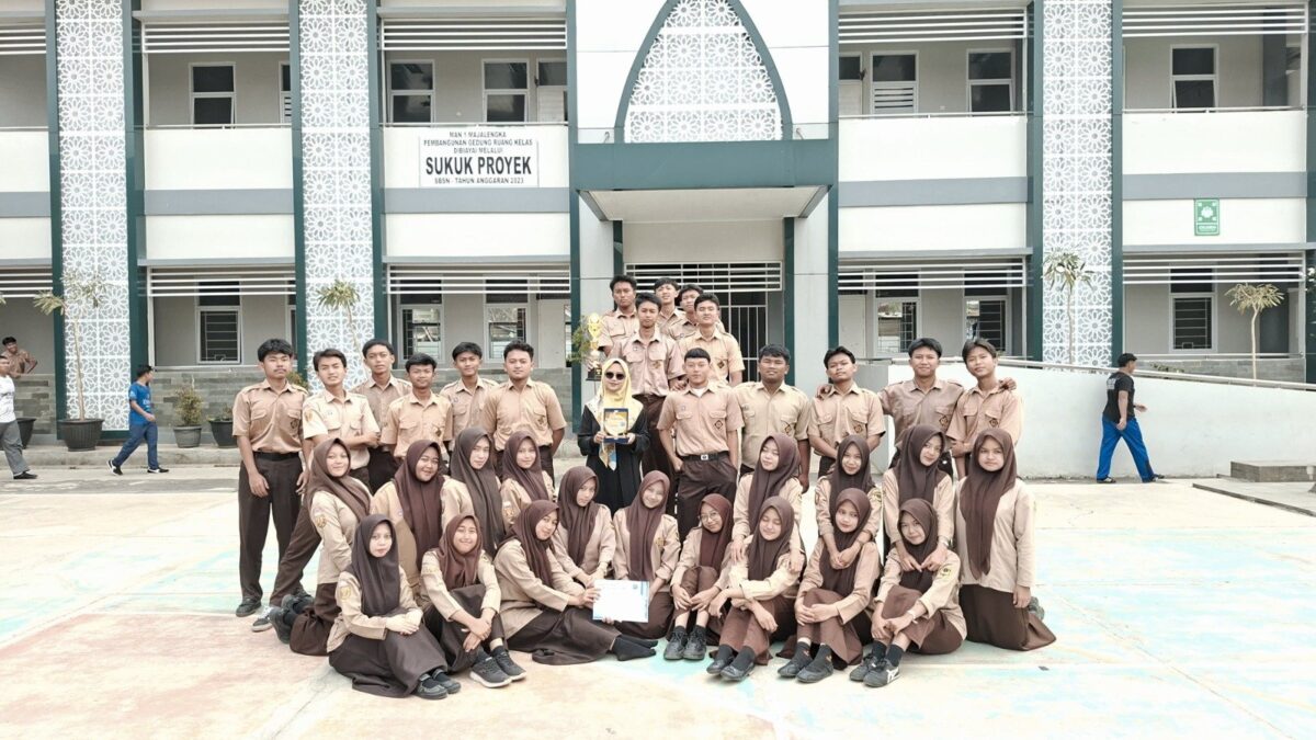 MAN 1 Majalengka Beri Penghargaan Kelas Terbersih bagi Kelas XII.6 IPS 1