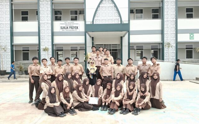 MAN 1 Majalengka Beri Penghargaan Kelas Terbersih bagi Kelas XII.6 IPS 1