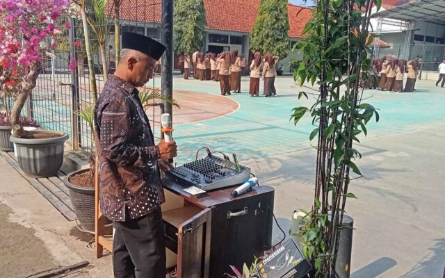 Menunjang Kekhusyukan Kultum Siswa, Tim Operasional MAN 1 Majalengka Optimalkan Sound System