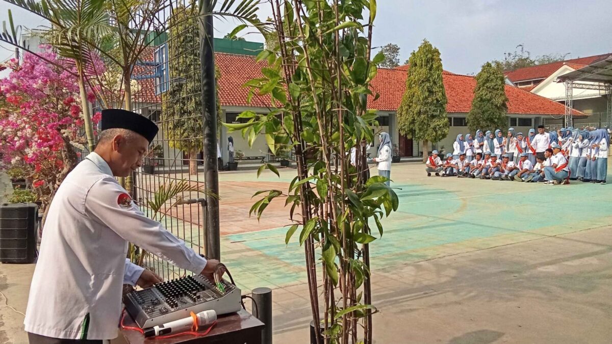 Optimalisasi Fasilitas Upacara, Tim Sarpras MAN 1 Majalengka Siapkan Perangkat Audio