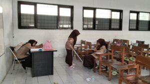 Gugah Rasa Tanggung Jawab, Siswa Kelas X.9 MAN 1 Majalengka Giatkan Piket Kebersihan