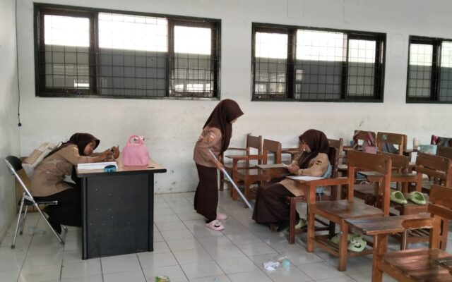Gugah Rasa Tanggung Jawab, Siswa Kelas X.9 MAN 1 Majalengka Giatkan Piket Kebersihan
