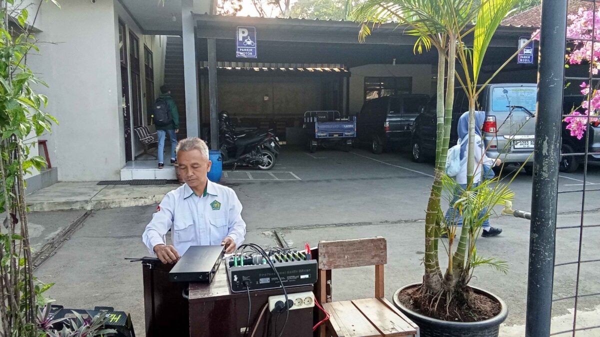 Dukung Kelancaran Upacara, Tim Sarpras MAN 1 Majalengka Optimalkan Kesiapan Audio System