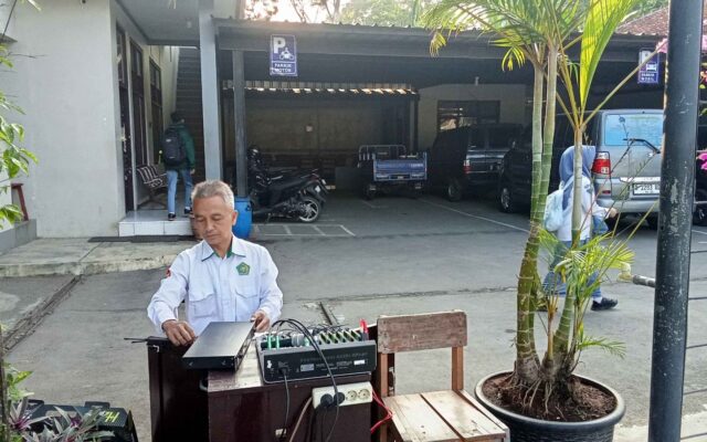 Dukung Kelancaran Upacara, Tim Sarpras MAN 1 Majalengka Optimalkan Kesiapan Audio System