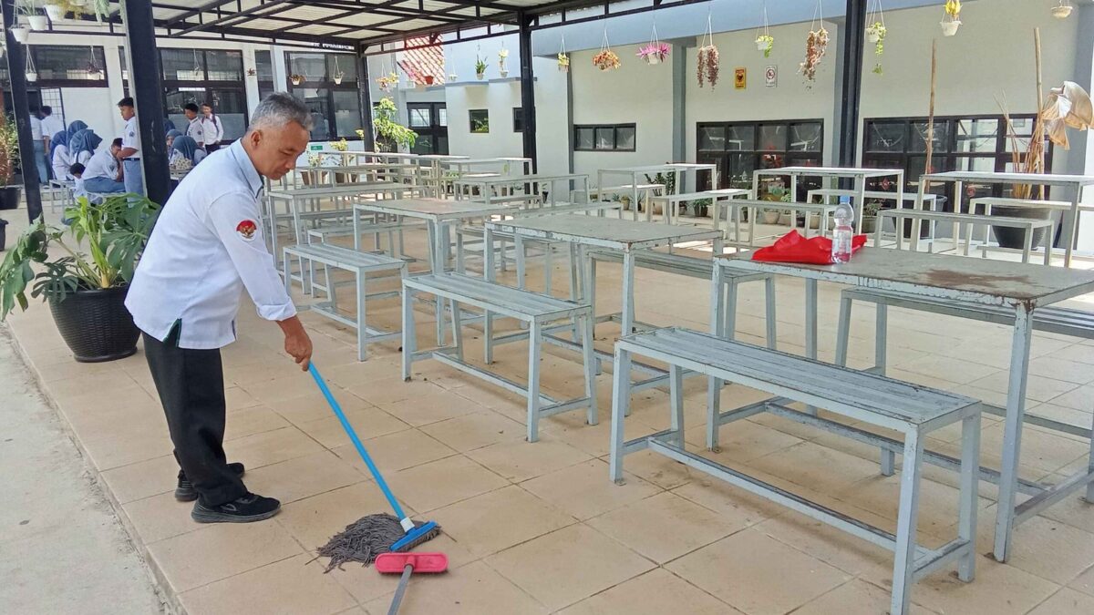 Ciptakan Suasana Kondusif, Tim Operasional MAN 1 Majalengka Bersihkan Ruang Belajar Terbuka