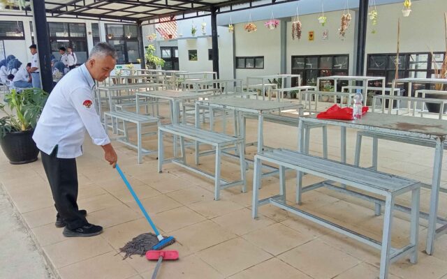 Ciptakan Suasana Kondusif, Tim Operasional MAN 1 Majalengka Bersihkan Ruang Belajar Terbuka