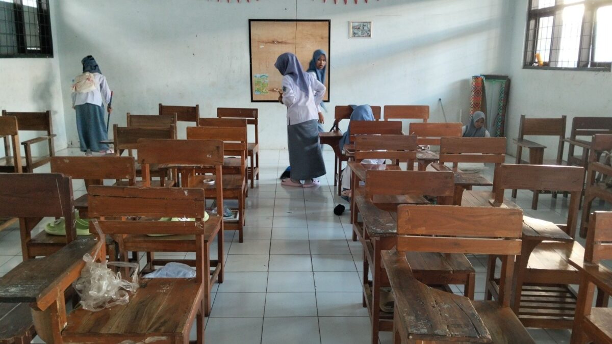Jaga Kenyamanan Belajar, Siswi Kelas X.9 MAN 1 Majalengka Laksanakan Piket Rutin