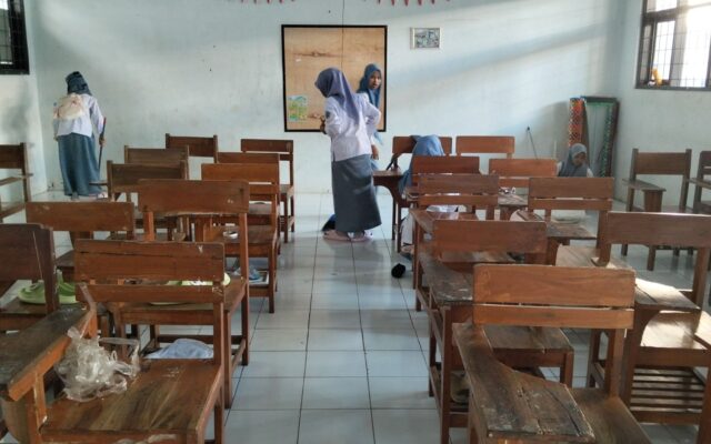 Jaga Kenyamanan Belajar, Siswi Kelas X.9 MAN 1 Majalengka Laksanakan Piket Rutin