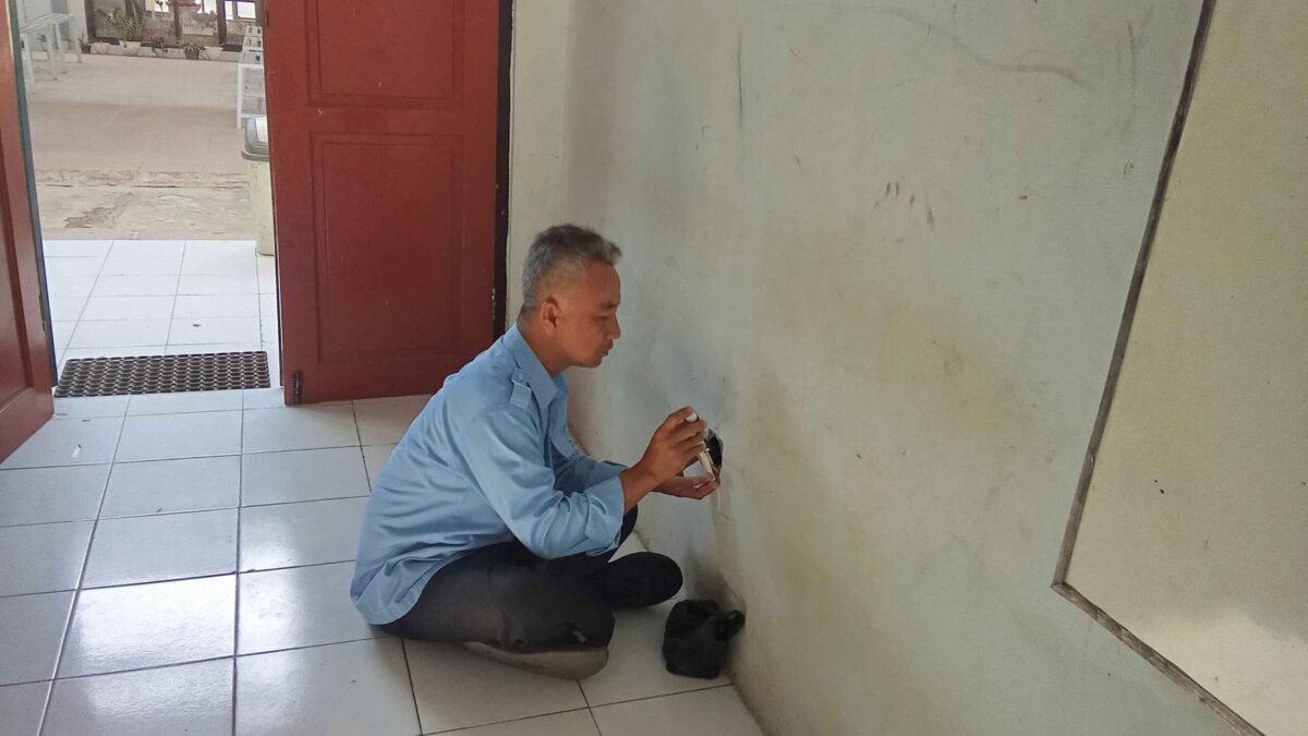 Tingkatkan Kenyamanan KBM, Tim Operasional MAN 1 Majalengka Perbaiki Terminal Listrik Kelas