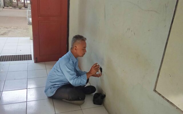 Tingkatkan Kenyamanan KBM, Tim Operasional MAN 1 Majalengka Perbaiki Terminal Listrik Kelas