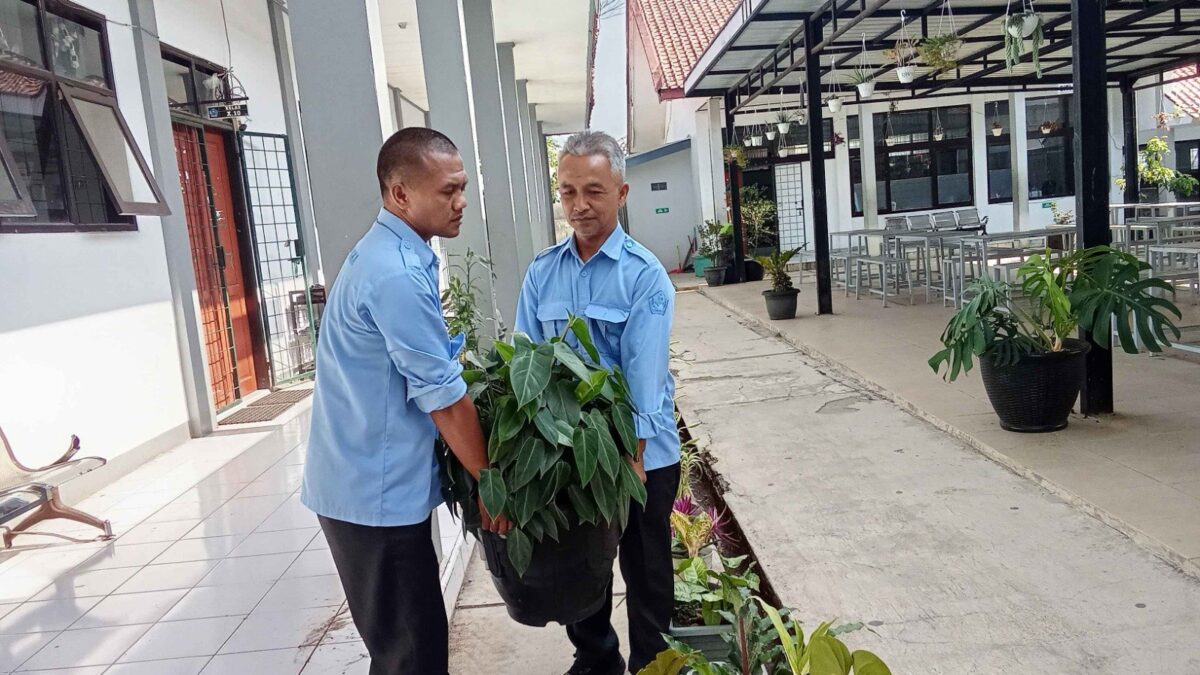 Dukung Program Asri, Tim Operasional MAN 1 Majalengka Lakukan Perawatan Tanaman Pot