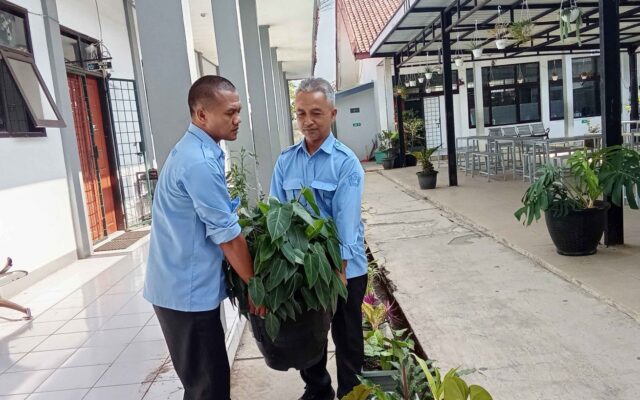 Dukung Program Asri, Tim Operasional MAN 1 Majalengka Lakukan Perawatan Tanaman Pot