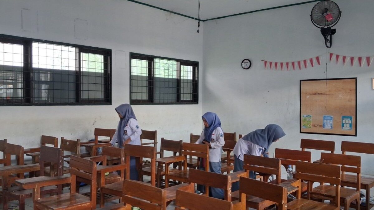 Jaga Kebersihan Kelas, Siswi X.9 MAN 1 Majalengka Laksanakan Piket Usai KBM