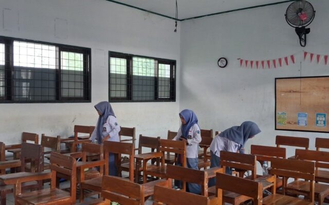 Jaga Kebersihan Kelas, Siswi X.9 MAN 1 Majalengka Laksanakan Piket Usai KBM