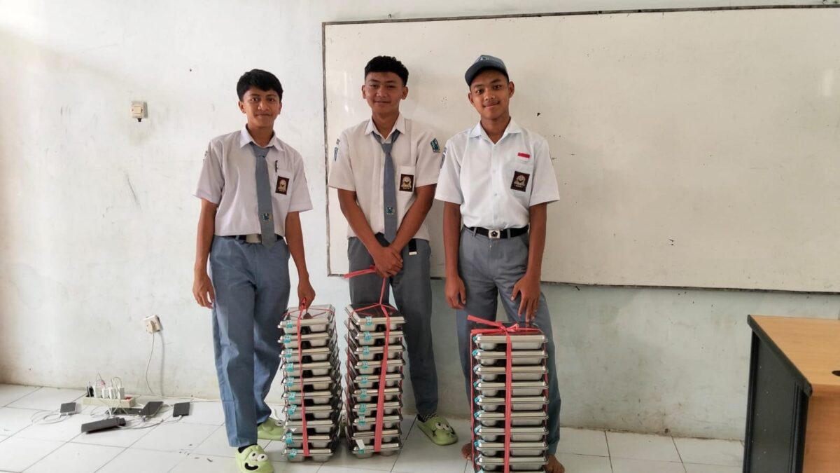 Dukung Program MBG, Tim Piket Kelas X.9 MAN 1 Majalengka Distributorkan Makanan Sehat