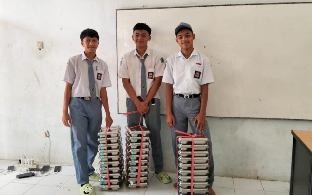 Dukung Program MBG, Tim Piket Kelas X.9 MAN 1 Majalengka Distributorkan Makanan Sehat